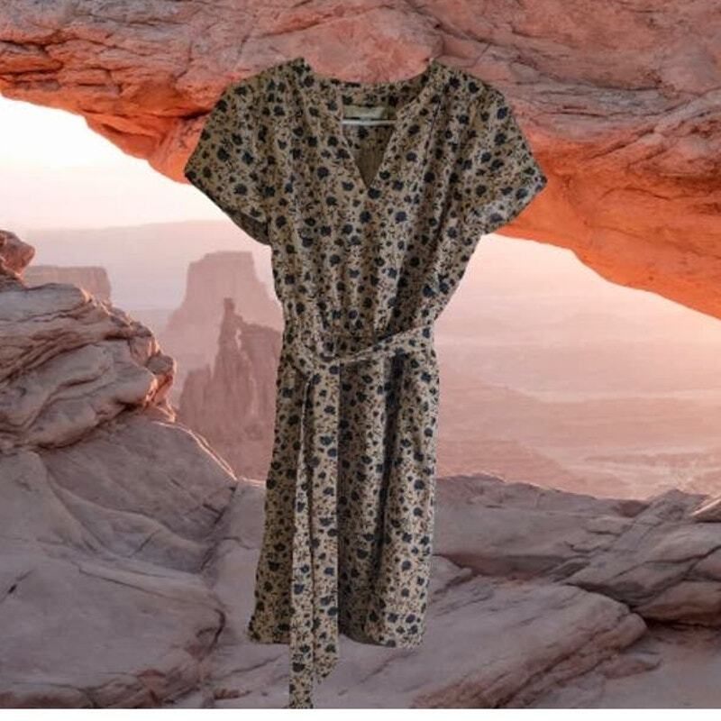 Loft XS short sleeve tan and blue floral lined w/belt vneck polyester