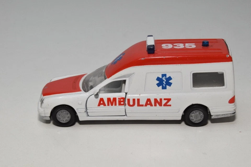 Ambulancia B67 1:55 SIKU 1931 MERCEDES-BENZ BINZ A 2002 AMBULANCIA BUEN ESTADO Foto 2 de 4