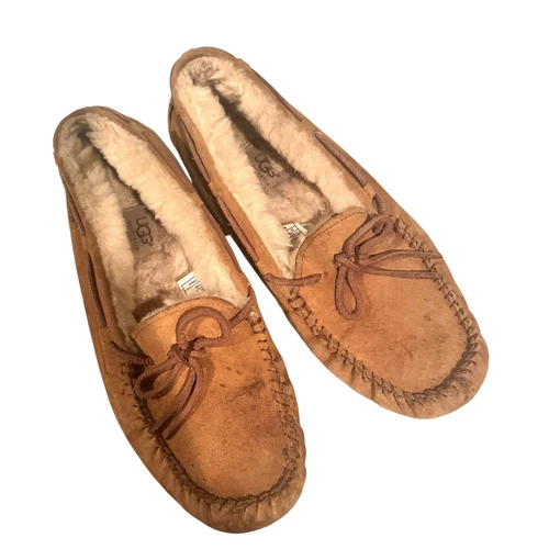 Mocassini slip on UGG Dakota in pelle di pecora scamosciata marrone taglia 10