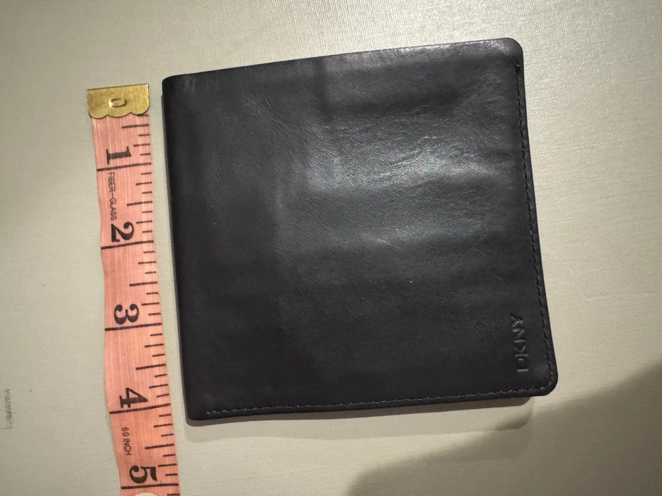 复古 2000 年代 DKNY 方形双折男式黑色皮革钱包极简主义修身 Y2K 90 年代 — 第 3/4 张图片