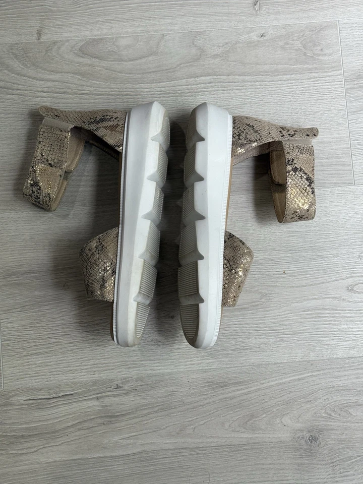 Sandalias Vaneli Cloe para mujer color tostado imitación serpiente tobillo - correa plataforma talla 7W Foto 3 de 4