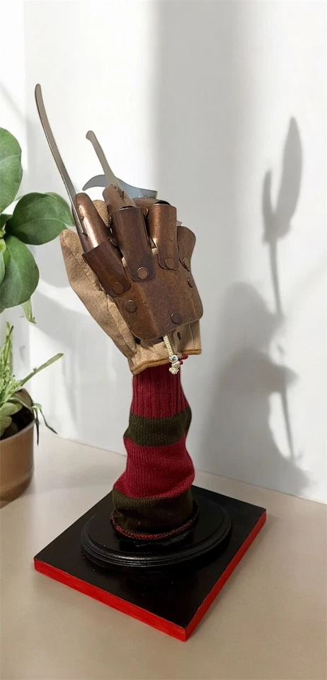 Soporte de exhibición de guantes Freddy Krueger Pesadilla en Elm Street Guante de lujo Inc Foto 2 de 4