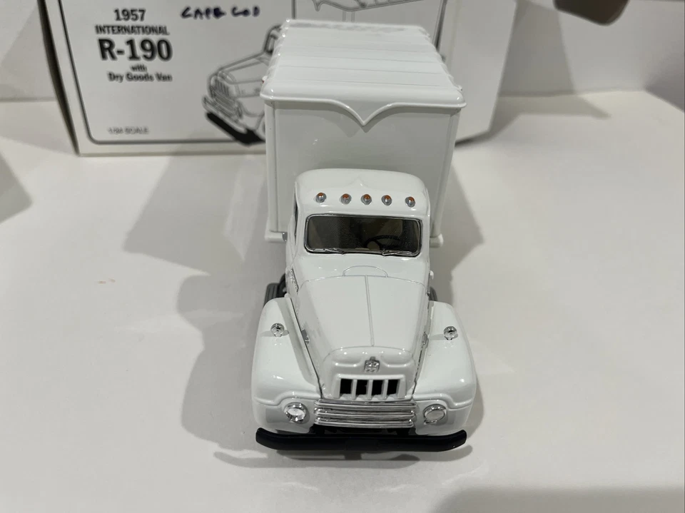 First Gear "Cape Cod Potato Chi" 1957 International R-190 Dry Goods Van 1/34 Foto 3 de 4