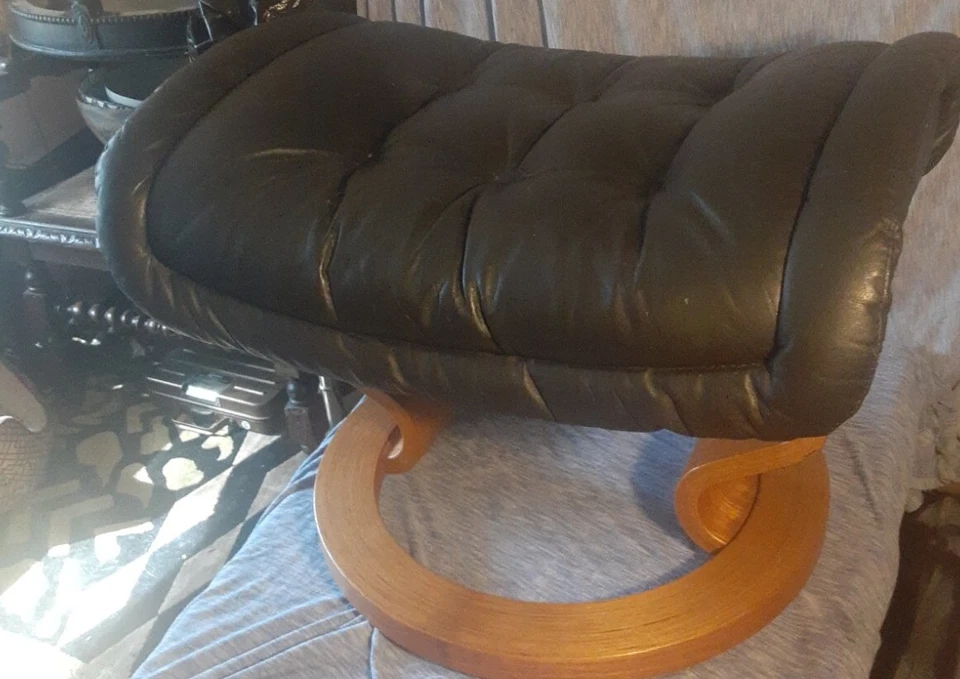 MID CENTURY NORWEGIAN EKORNES "ROYAL" CUERO PALOMA NEGRO/OTOMANA ROBLE LIGERO... Foto 2 de 4