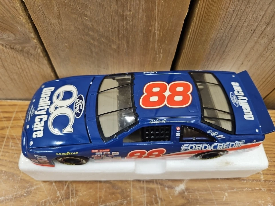 Action Dale Jarrett #88 Quality Care 1997 Ford Thunderbird 1:24  - Imagem 4 de 4