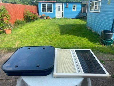 550 x 550 mm Wohnwagen Dachfenster dunkles Glas + Rollo & Fliegengittereinheit