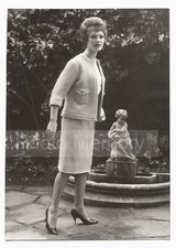 Mode Femme 1961 : mannequin en tailleur Chanel (type) - Photo vintage 1960 c.