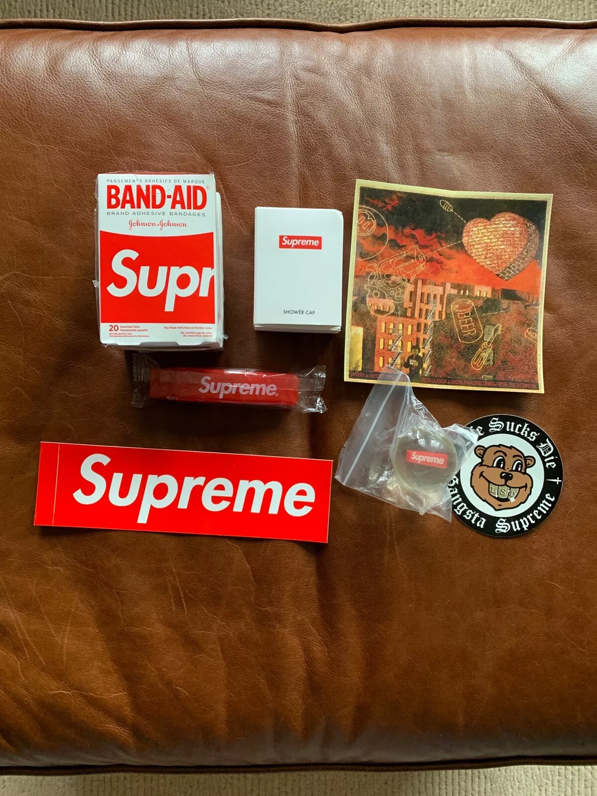 Lot d'accessoires Supreme boule de douche rebondissante brosse à dents boîte à aide logo autocollants