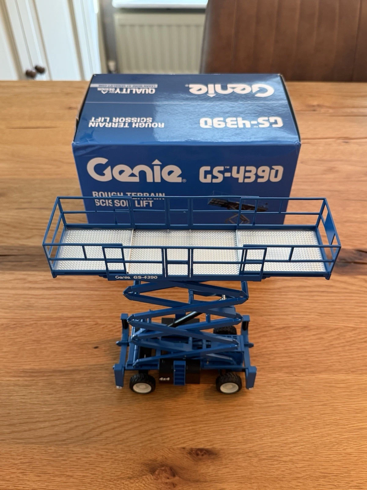 NZG 9951 Genie GS-4390 Rough Terrain Scissor Lift 1/32 Model - New Box Damaged 5