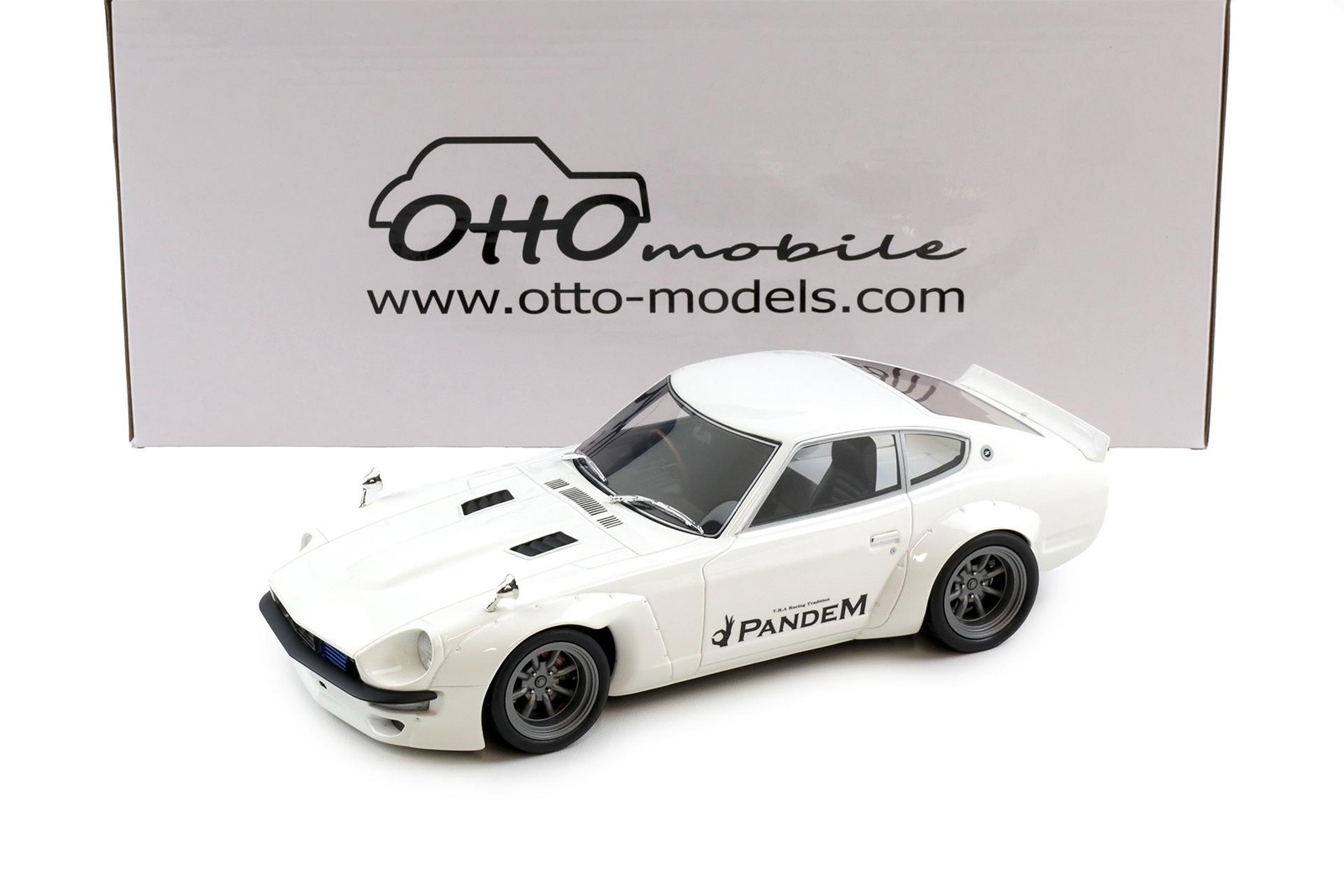 1:18 OTTO Mobile OT1167 Pandem Nissan Fairlady Z Coupe 2015 White