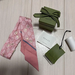 Gucci écharpe en sergé de soie rose ivoire imprimé GG motif mors de cheval 34 x 2 pouces