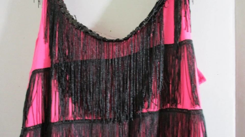 FORO~VESTIDO FLAPPER ROSA con Cuerdas Negras y PLUMA CABEZA PIEZA DISFRAZ~Mujer M/L Foto 3 de 4