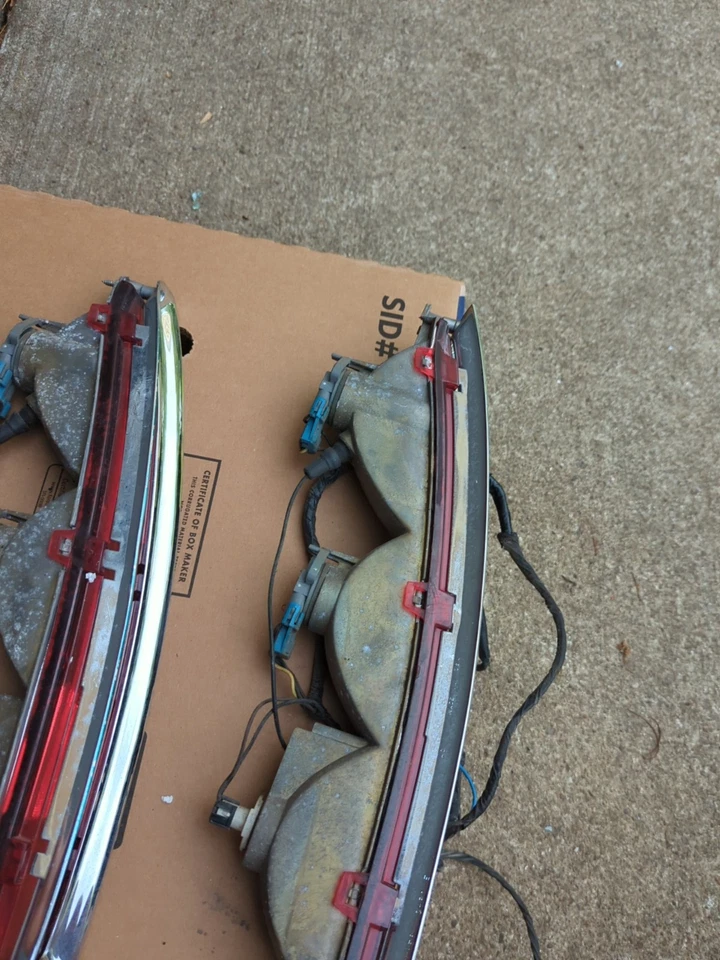 94-99 Cadillac Deville Juego de luces traseras derecha e izquierda luz de freno lámpara trasera OEM Foto 3 de 4