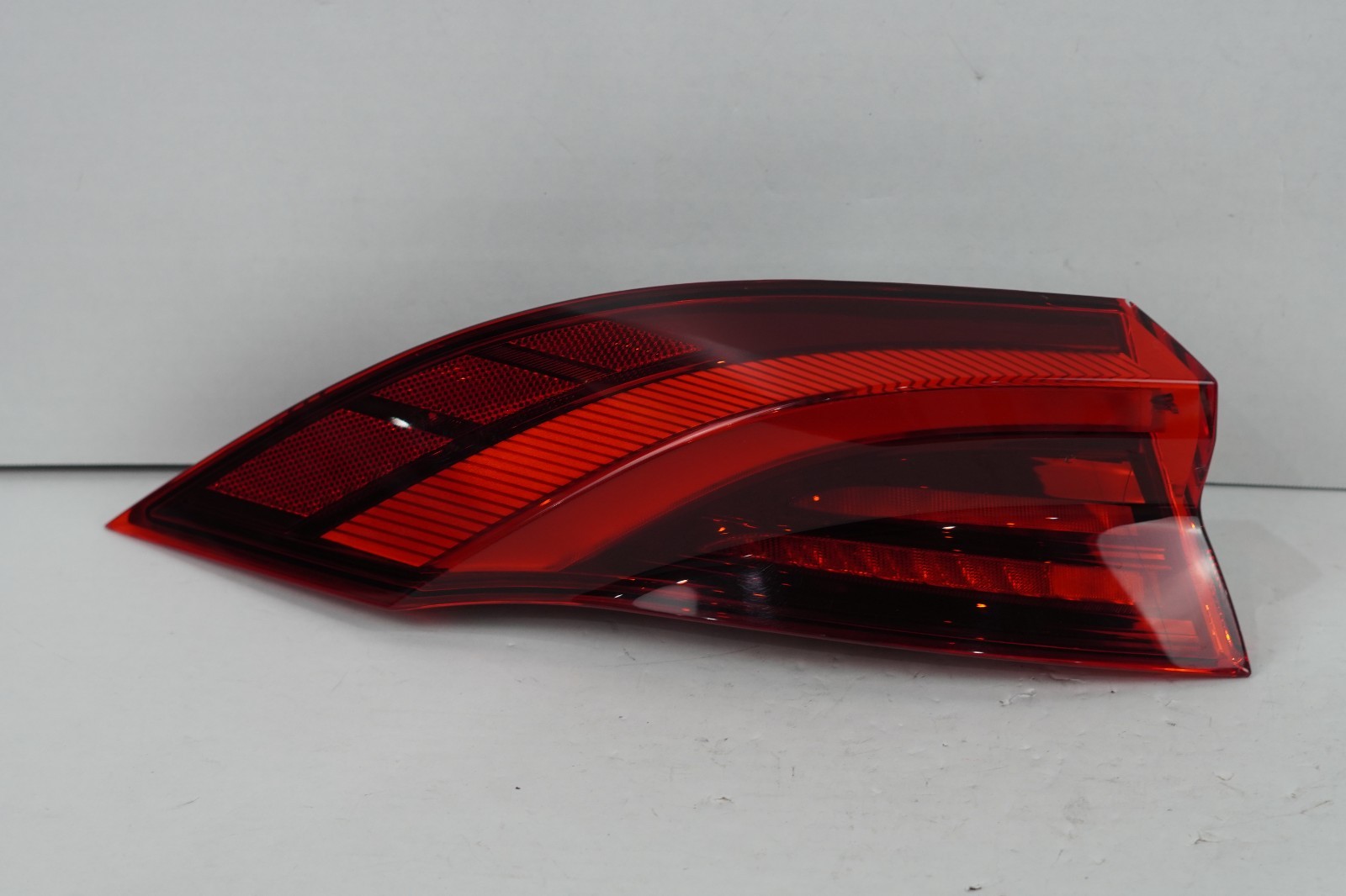 OEM 2023-2024 Maserati Grecale Left Driver's Side Quarter Mounted Taillight D1