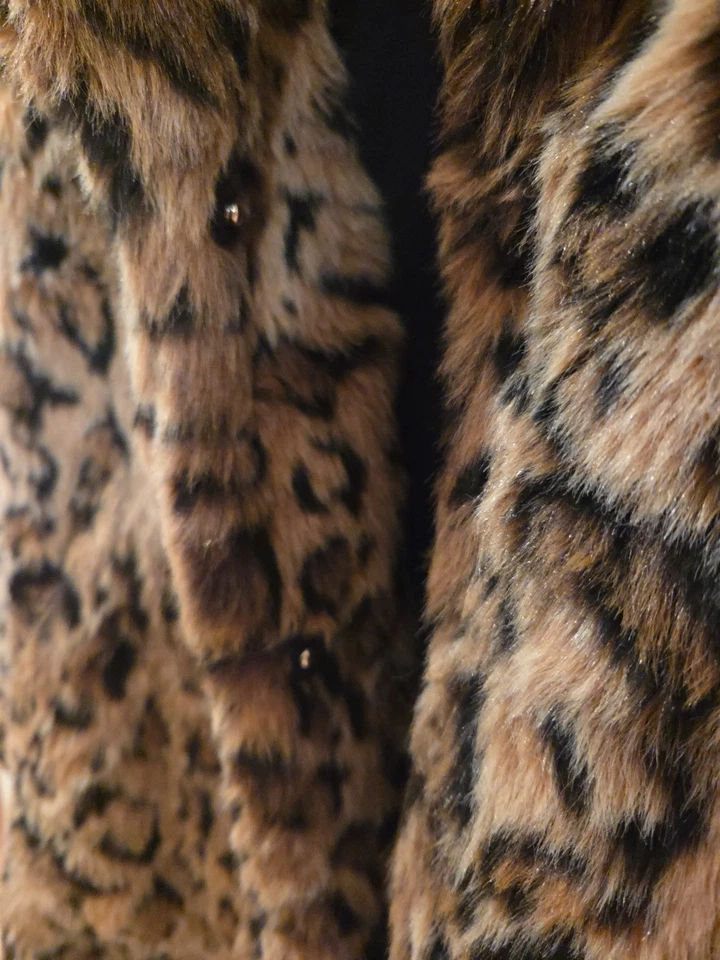 Chaqueta de invierno con estampado de leopardo H&M para mujer talla 8 negra y marrón Foto 3 de 4