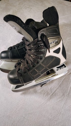 CCM 92 Hockey Skates Size 8 Mens Ice Skates Black White