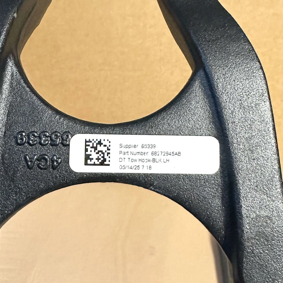 Nuevo par de ganchos de remolque delanteros OEM 2019-2023 Dodge Ram 1500 68272945AB / 68272944AB Foto 4 de 4