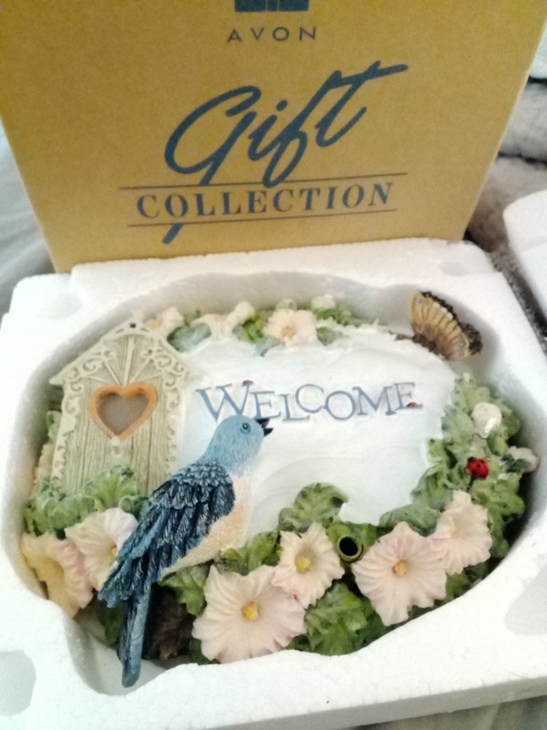 Avon Gift Collection Welcome Bird Floral Garden Resin Decorative Plaque Sign
