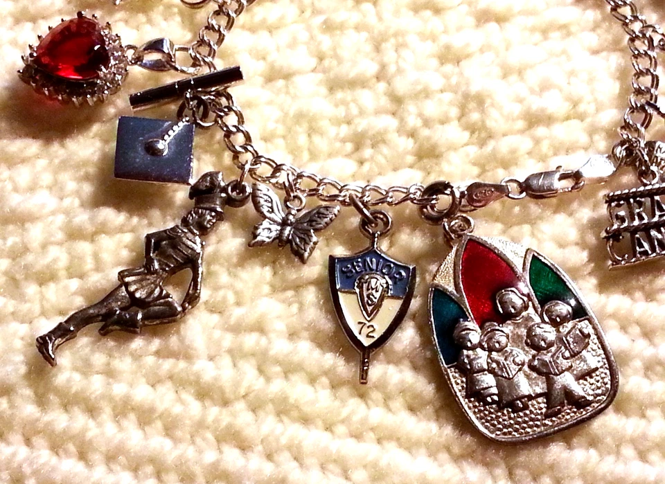 复古 70 年代纯银小饰品手链和 17 个小饰品,8 英寸装,威尔斯,铃铛 — 第 2/4 张图片