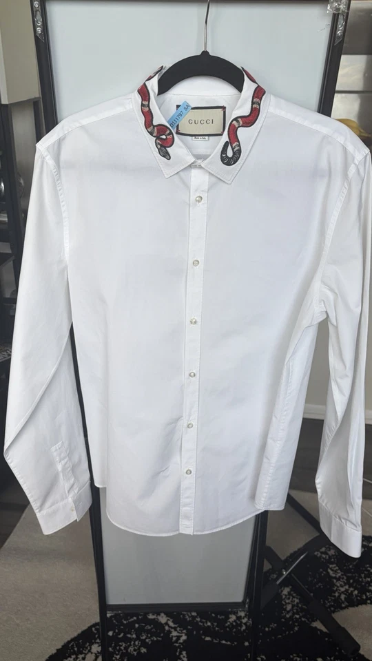 Camisa blanca de manga larga Gucci para hombre, cuello de serpiente con botones en relieve de perlas Foto 2 de 4