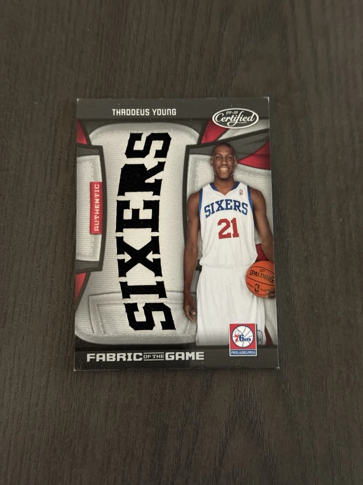 Fabric of the Game Team 2009 certificado Panini troquelado Prime/25 Thaddeus Young Foto 2 de 3