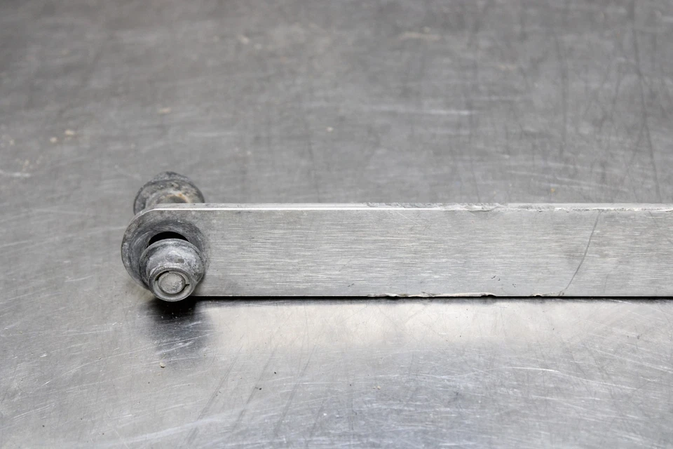 00-03 SUZUKI GSXR750 REAR BACK BRAKE TORQUE ROD SHAFT BAR EXTENDED 64310-35F00 Foto 3 de 4