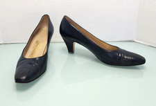 Salvatore Ferragamo navy blue pumps Sz 8AAA