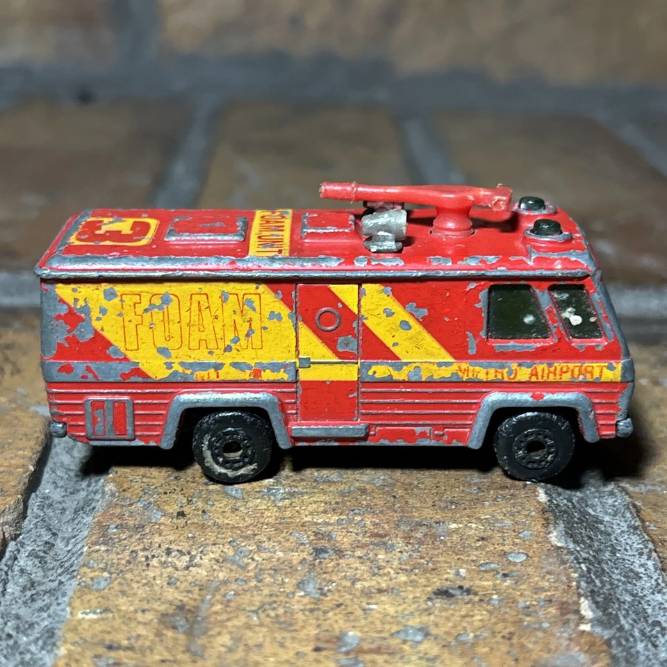 VTG ✅ Matchbox 1980 Command Vehicle 1:64 Red Metro Airport Foam Diecast ✅Toy Car - Image 4 of 4