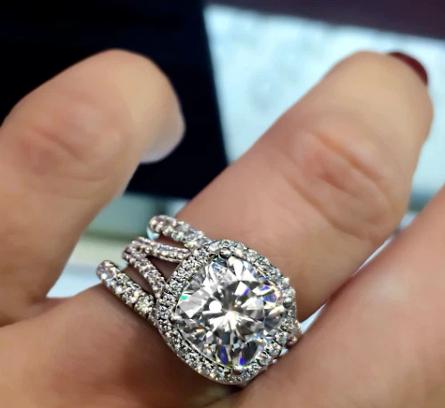 VETEMENTS Anello di fidanzamento Moissanite 4 50 carati Cuscino Halo Trio Set Anello di Fidanzamento Placcato Oro Bianco 14k