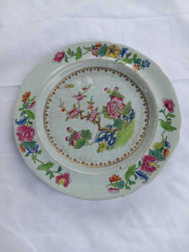 Spode Teller aus dem 19. Jahrhundert mit handbemaltem Blumenmuster. Sehr guter Zustand.