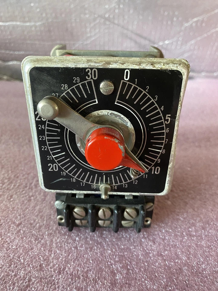 INDUSTRIAL TIMER MODEL TDBA 30 MIN 120 VOLTS 60 HERTZ SWITCH RATING - Image 2 of 4