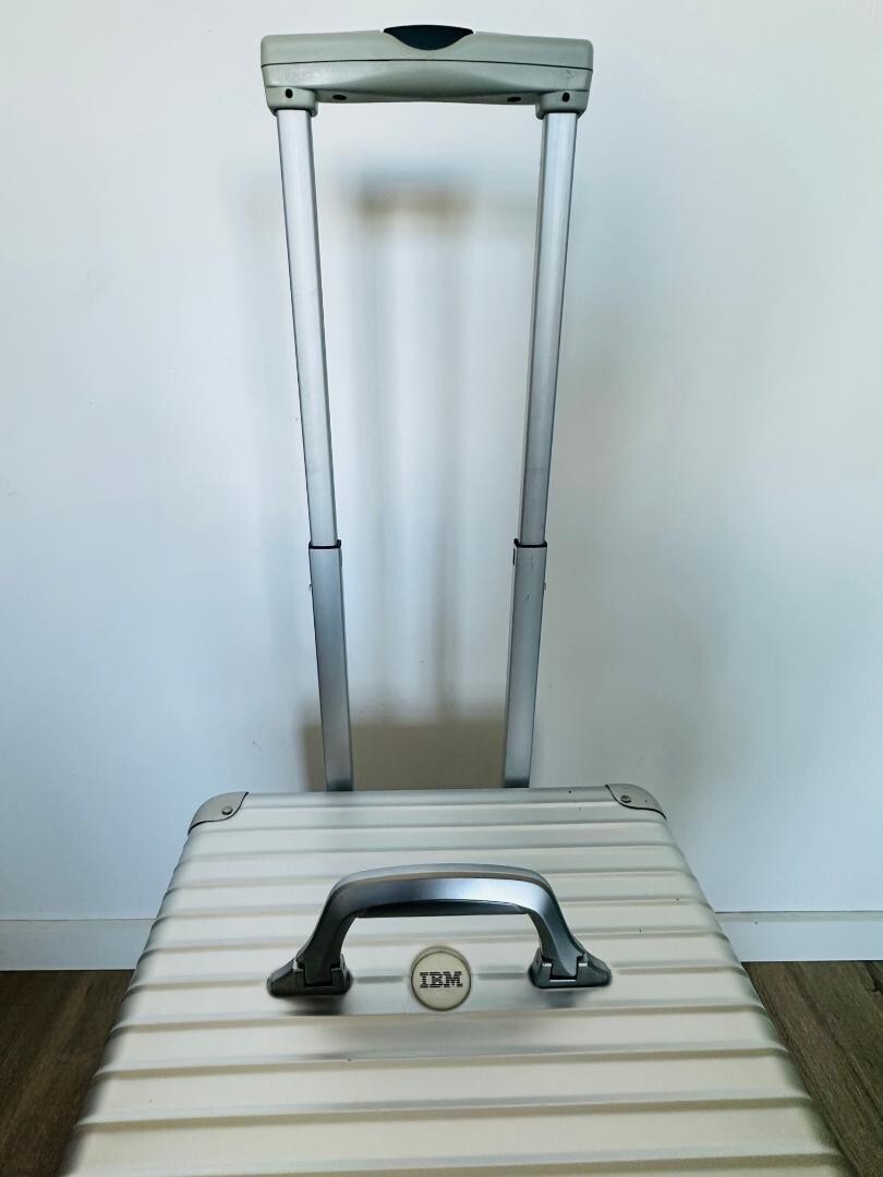 Rimowa Pilot Trolley Suit Case Topaz IBM Limited Edition 40L Rimowa Pilot Trolley Suit Case Topaz IBM Limited Edition 40L