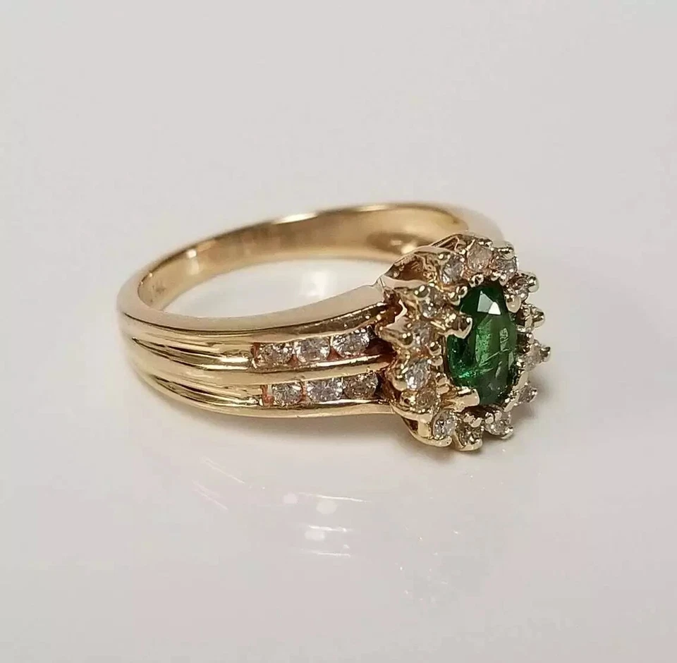 Anillo de compromiso de oro de 14K con acabado de diamantes y esmeraldas de corte ovalado de 2,50 quilates Foto 4 de 4