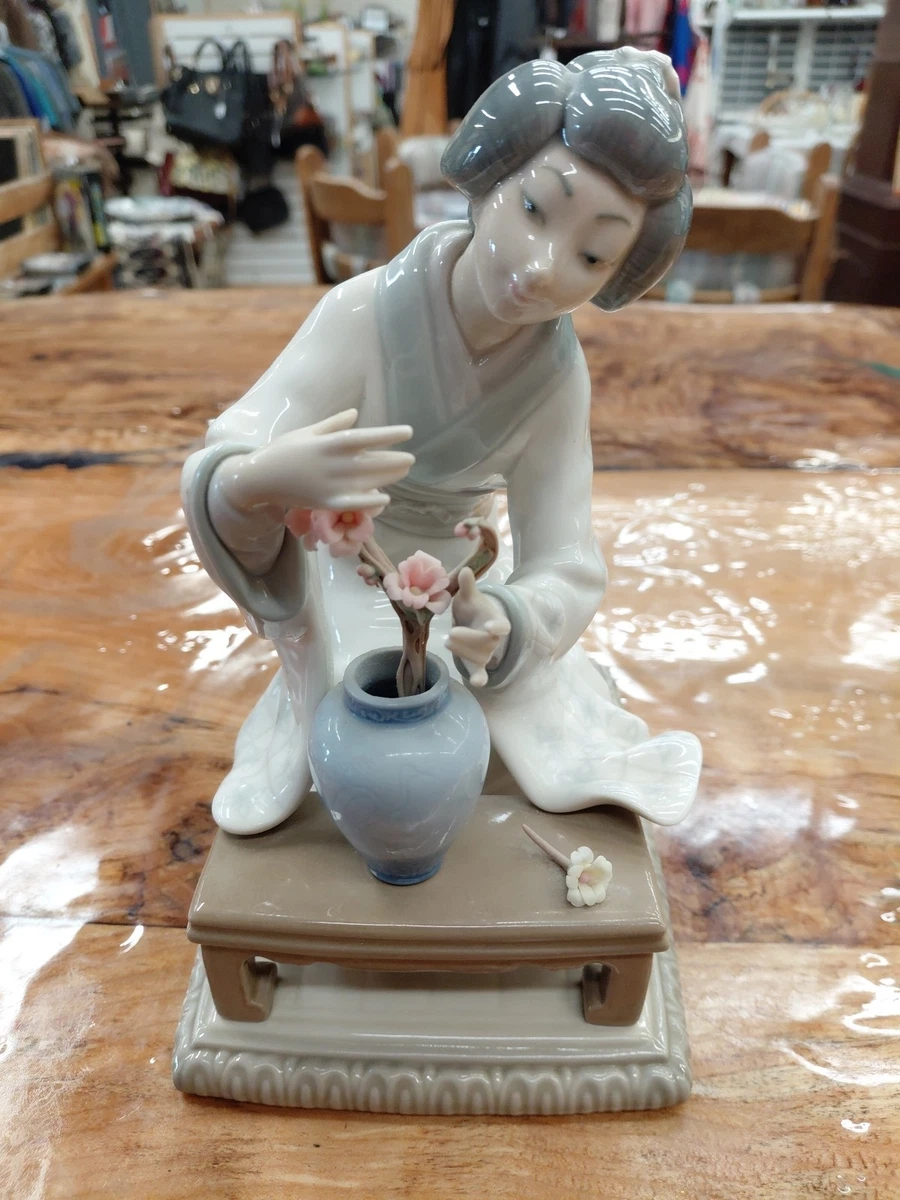 LLADRO 人形 平和の花かご　星条旗柄　アメリカ 花の香りにつつまれて | リヤドロ公式オンライン