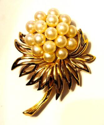 Vintage Trifari Crown Signiert Brosche Pin Mit Goldton Faux Perlen Blume