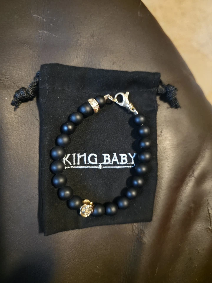 Brazalete de cuentas de ónix mate de 8 mm con anillo con logotipo de rosa de oro de 10 quilates y cierre de langosta  Foto 3 de 3