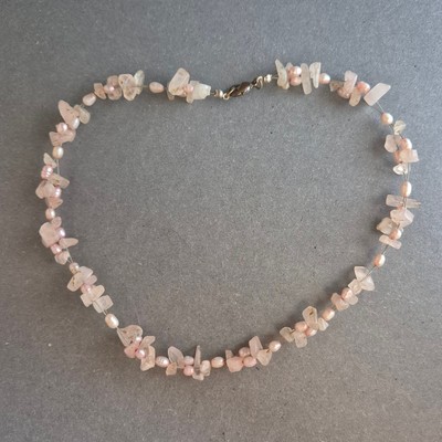 Rosenquarz-Perlenkette   Zartes Rosa mit Splittern & Süßwasserperlen