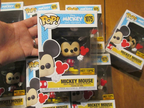 FUNKO POP Disney MICKEY AND FRIENDS MICKEY MOUSE With ICE CREAM # 1075 HOT TOPIC