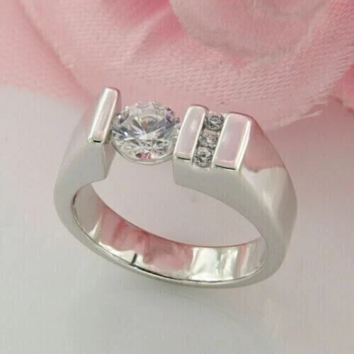 Anillo de boda de diamantes de corte redondo de 2 quilates para hombre enchapado en oro blanco de 14 quilates Foto 4 de 4