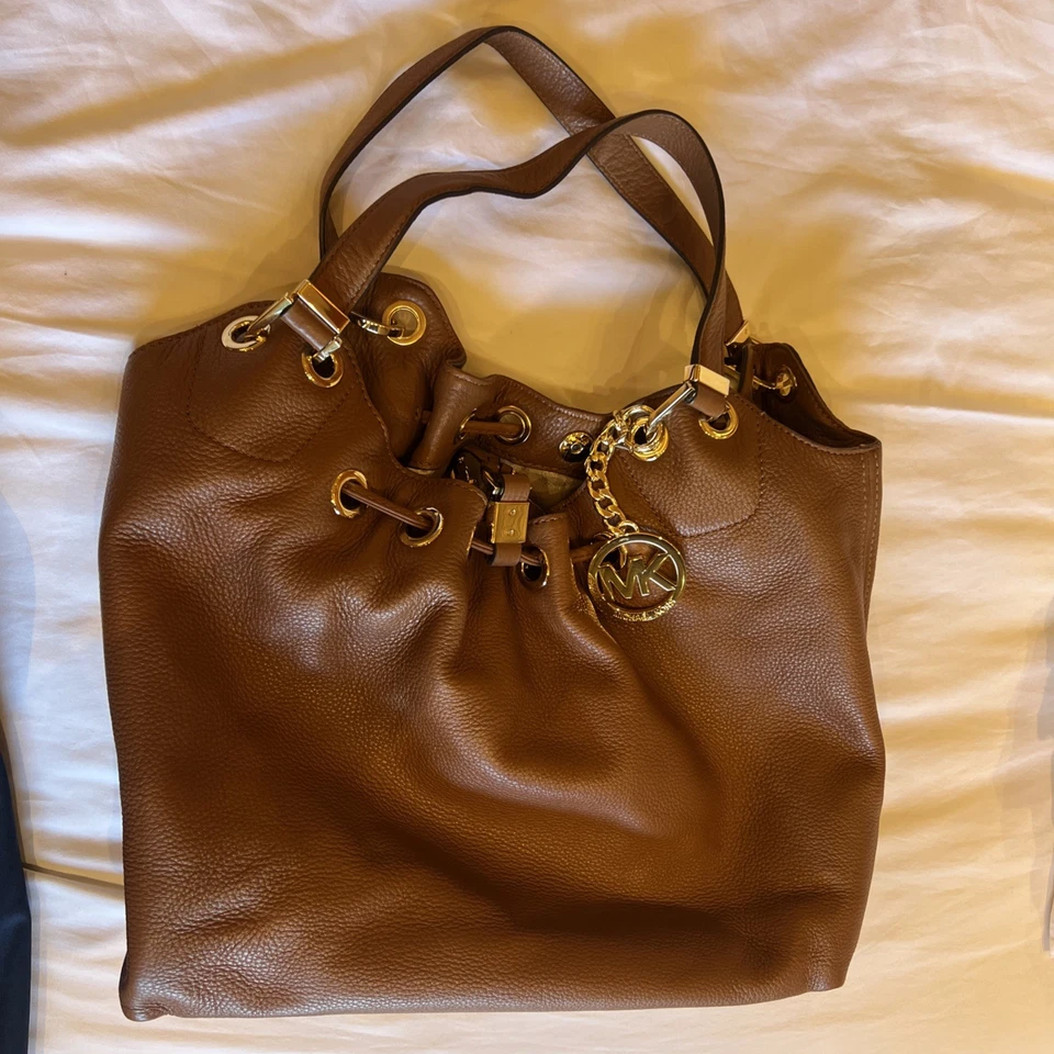 Сумка наплечная Michael Kors Camden большая кожаная коричневая золотистая фурнитура - Изображение 2 из 4