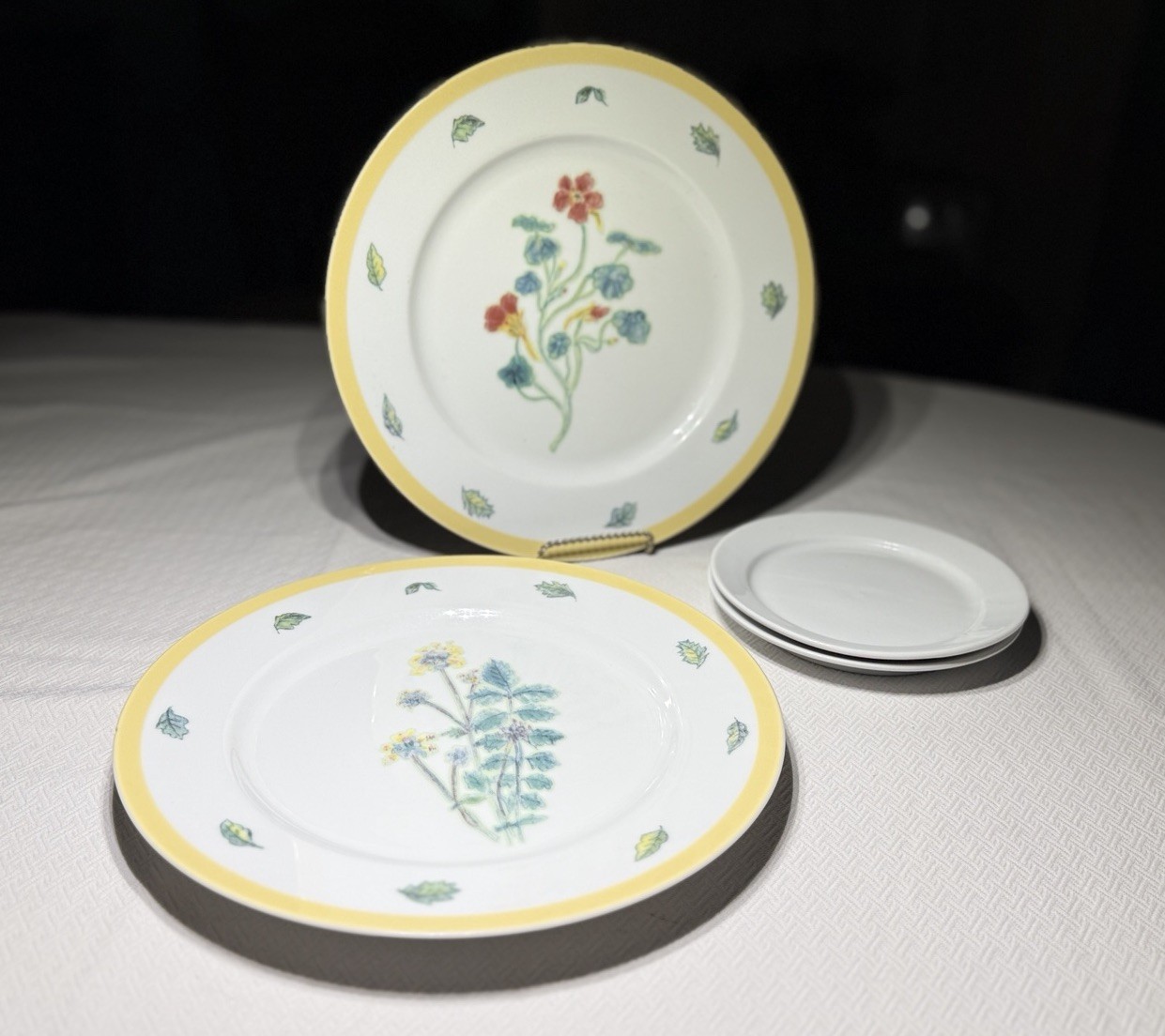 2 Yellow Rim Dinner Plates + 2 6.5&rdquo;