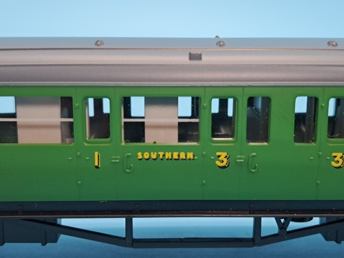 Hornby OO Gauge R.486 - S.R. Composite Corridor Coach - Malachite Livery - Picture 11 of 13