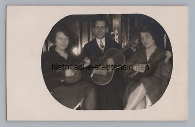 Frauen und Mann beim Musizieren Gitarre & Laute - Altes Foto 1920er