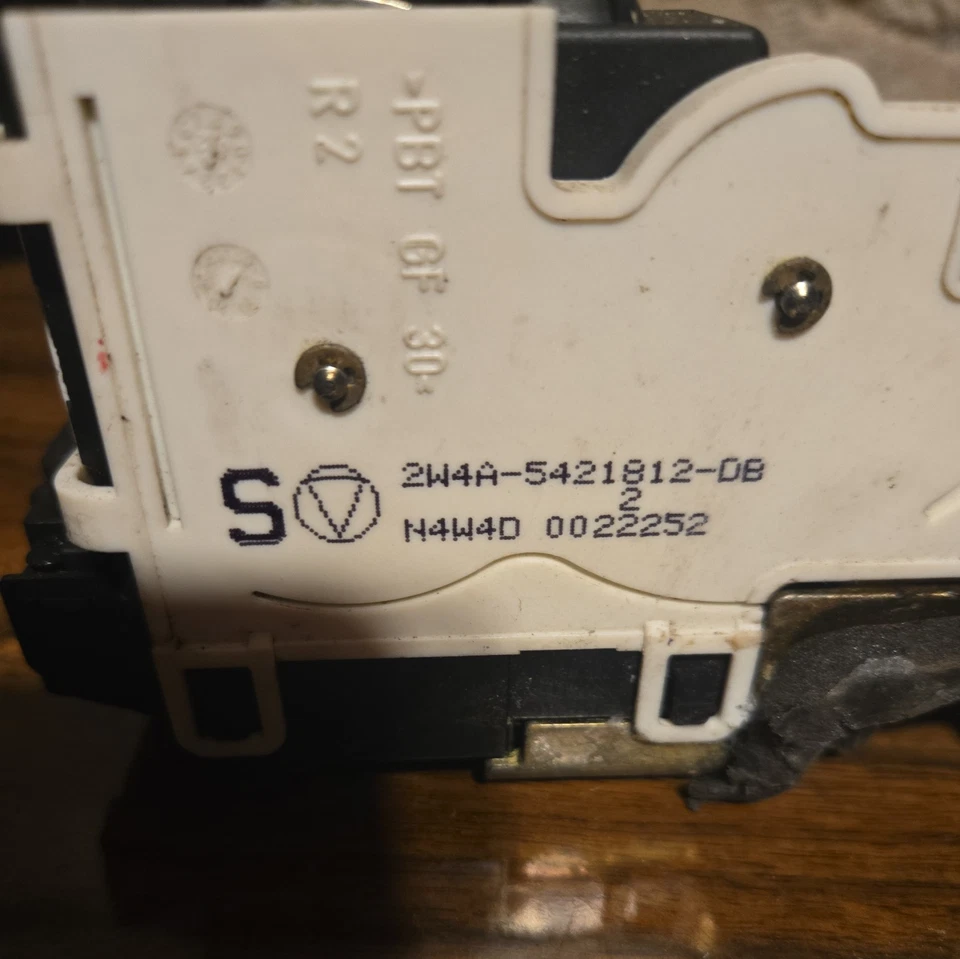 2000 01 02 03 04 05 2006 LINCOLN LS Front RH Pass 8 PIN Door Lock Latch Assembly - Image 3 of 4