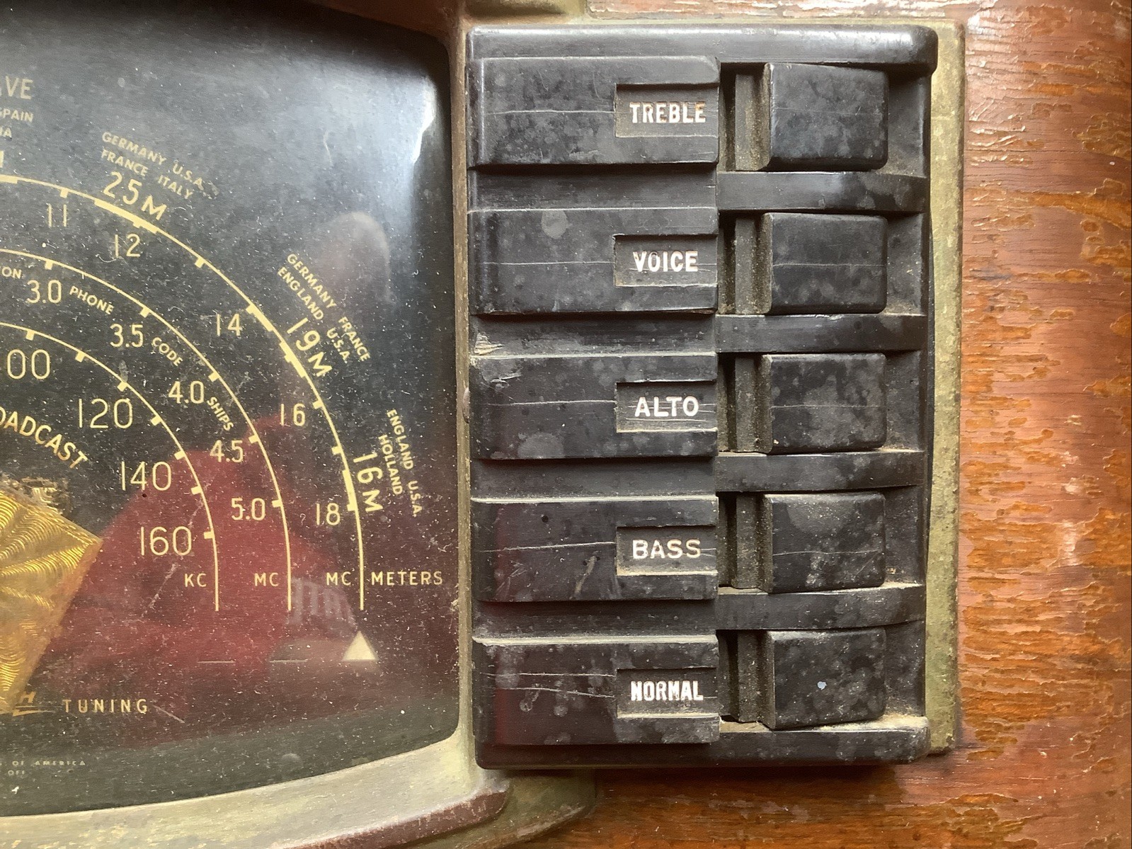 1942 ZENITH RADIO WOOD Model 7S633R Black Dial SW BC Multi Bands Automatic Solid