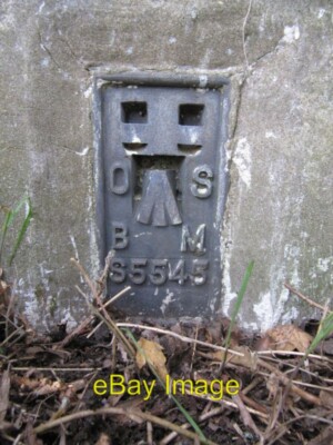 Foto 6x4 Benchmark auf Douai Abbey Trig Point Kiff Green Nahaufnahme der c2011