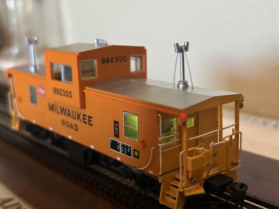 MILWAUKEE ROAD - WIDE CABOOSE '' HIGHLY DETALED '' w/INTERIOR & LEDs- HO Scale NEW