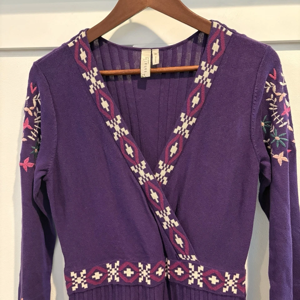 Sahalie 毛衣连衣裙小号紫色刺绣嬉皮波西米亚 Midi 节日奇思妙想 — 第 4/4 张图片