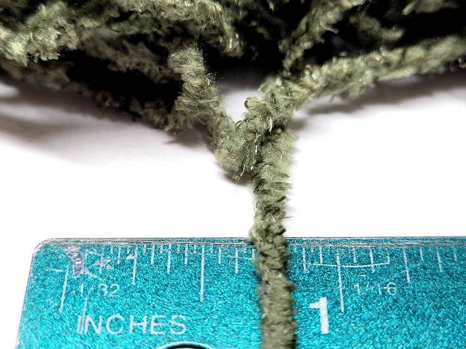 BUG CHENILLE - OLIVA OSCURO - Pequeño 2mm - 5 Yd. Pack - Materiales para atar moscas - ¡NUEVO! Foto 4 de 4
