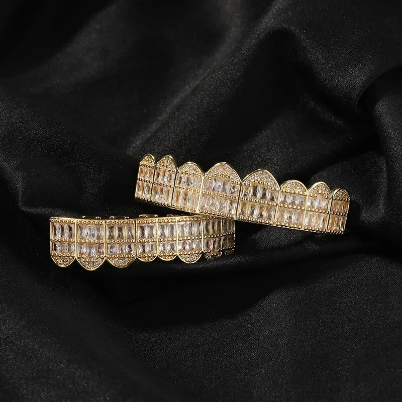 Juego de parrillas de dientes superiores e inferiores de circonita cúbica chapadas en oro blanco para hombre Foto 4 de 4